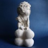 estatua de cupido al aire libre