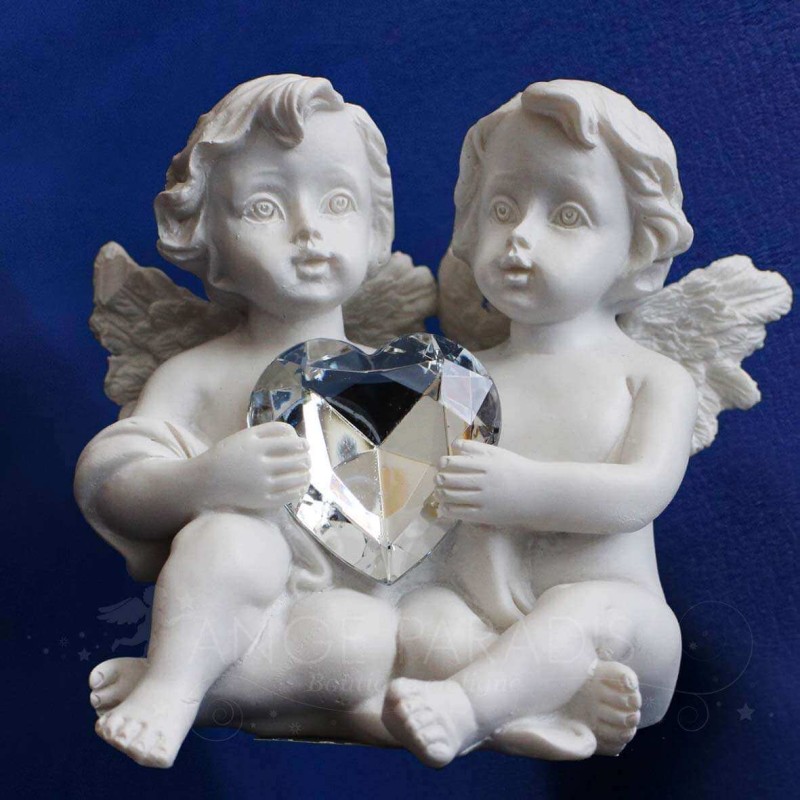 FIGURA ÁNGEL SOSTENIENDO UN CORAZÓN