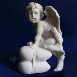 ESTATUA ÁNGEL CUPIDO CON CORAZÓN 29CM