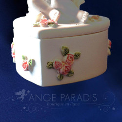 caja de ángel en forma de corazón con rosas