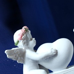 Ángel con un columpio y corazón y rosas