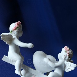 figuras de ángeles con un columpio