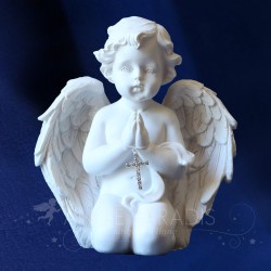 estatuilla de ángel rezando por fuera