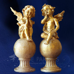 ESTATUILLAS DE ÁNGEL DORADO SOBRE BOLA
