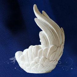 estatuilla bebé pluma