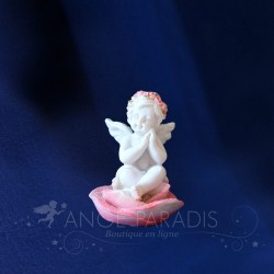 PETIT CHERUBIN ASSIS SUR UNE ROSE