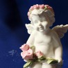estatuas de ángeles con rosas