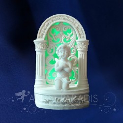 FIGURA ÁNGEL ORANDO LIGERO Brazo Corazón