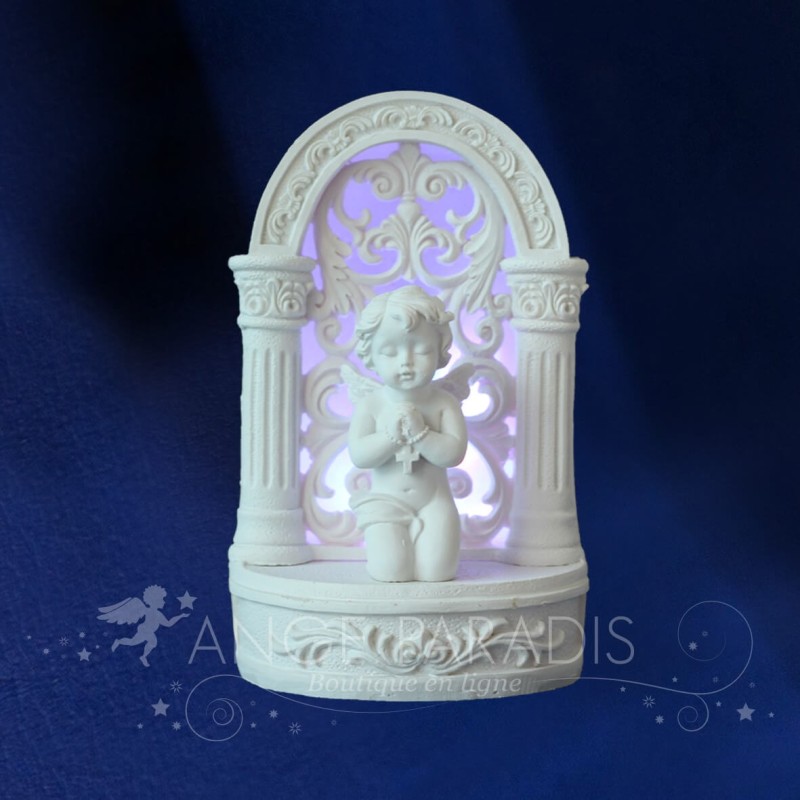 ARCO DE FIGURAS DE ÁNGEL ILUMINADO CON ROSARIO