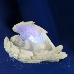estatuillas de ángel iluminando