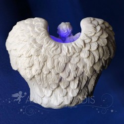 estatuilla de ángeles luminosos con luz