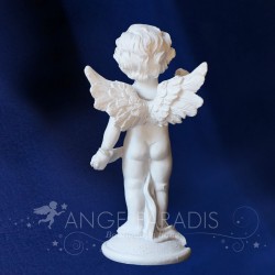 pequeñas figuras de querubines blancos