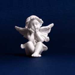 estatuilla de querubín blanco