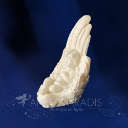 ÁNGEL EN SUS ALAS
