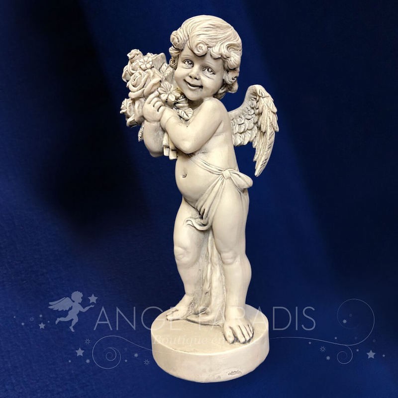 estatuilla de ángel con flores
