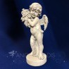 estatuilla de ángel con flores