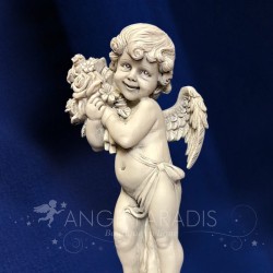 estatua de ángel con flor