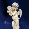 estatua de ángel con flor