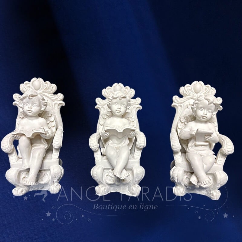 Estatuilla del ángel del libro