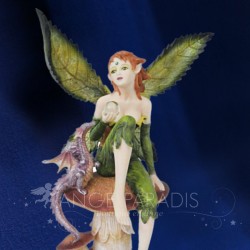 Estatuilla de hada salvaje verde