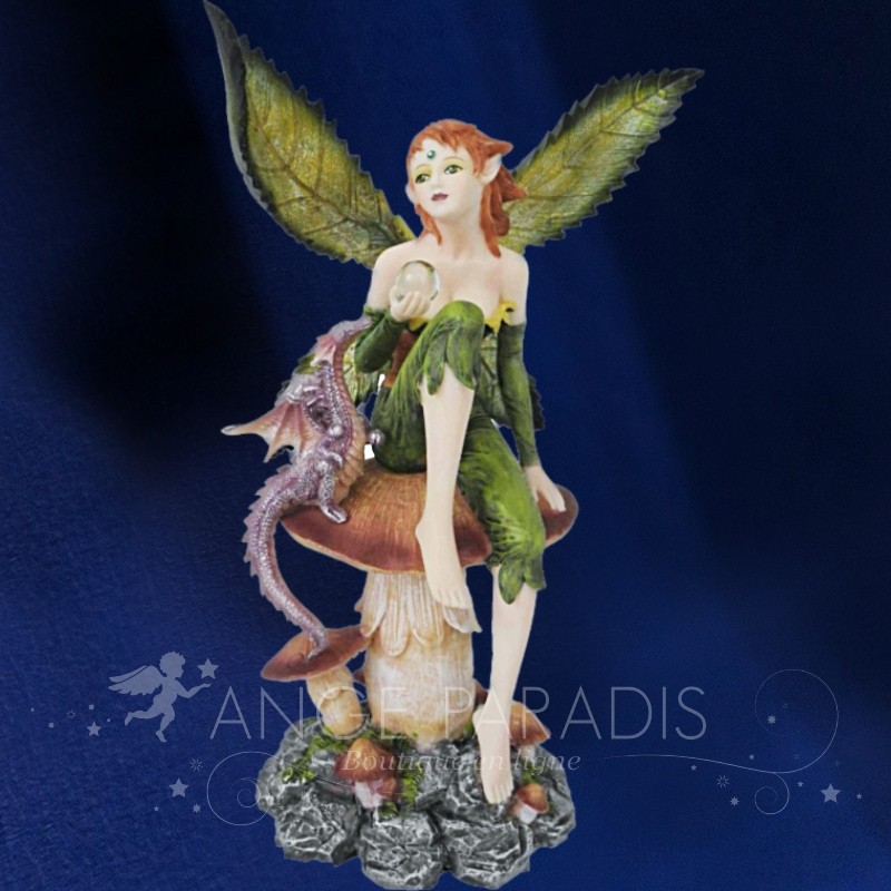 Estatuilla de hada salvaje verde