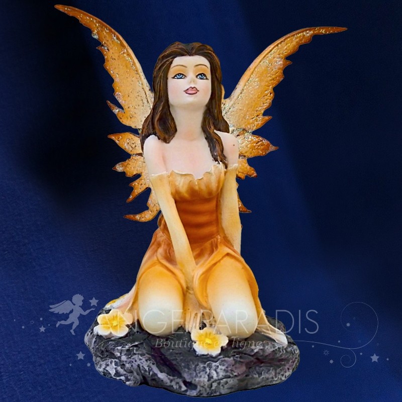 Estatua de Hada Calmada Amarilla