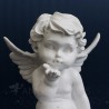 estatuilla ángel que sobresale
