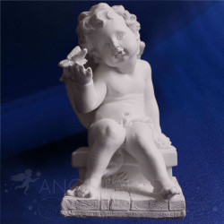 estatuilla de ángel con una mariposa