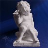 estatuilla de ángel con una mariposa