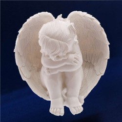 estatuilla de ángel que protege